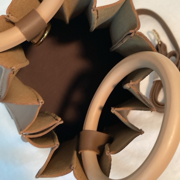 Pleated Vegan slingbag wooden round handles crossbody brown NWOT - Picture 3 of 12